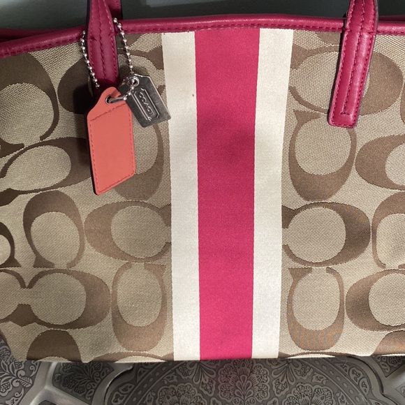 Coach Weekend Hamptons Signature
Stripe - Picture 3 of 12
